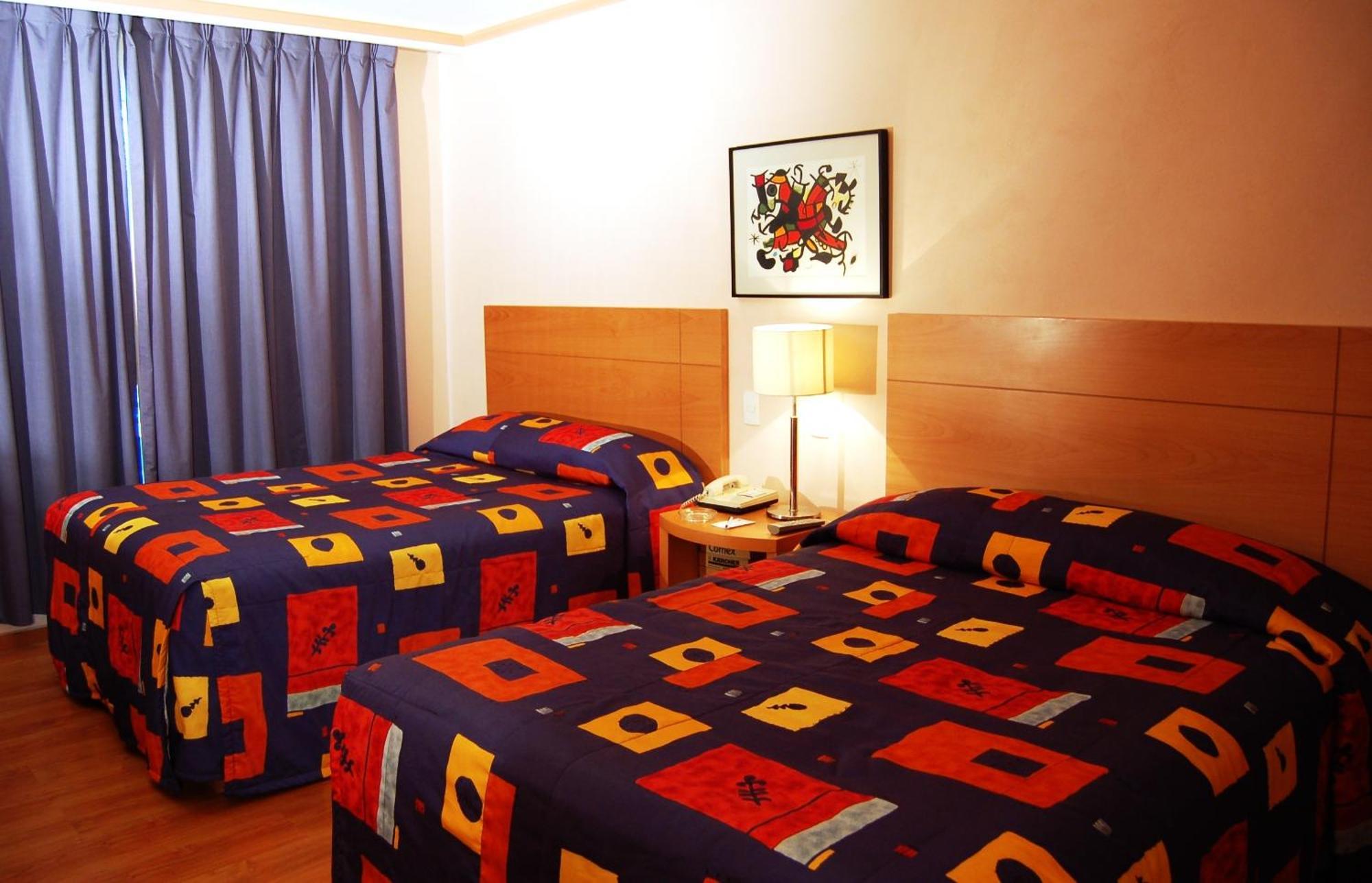 Quarto Duplo com 2 Camas de Casal