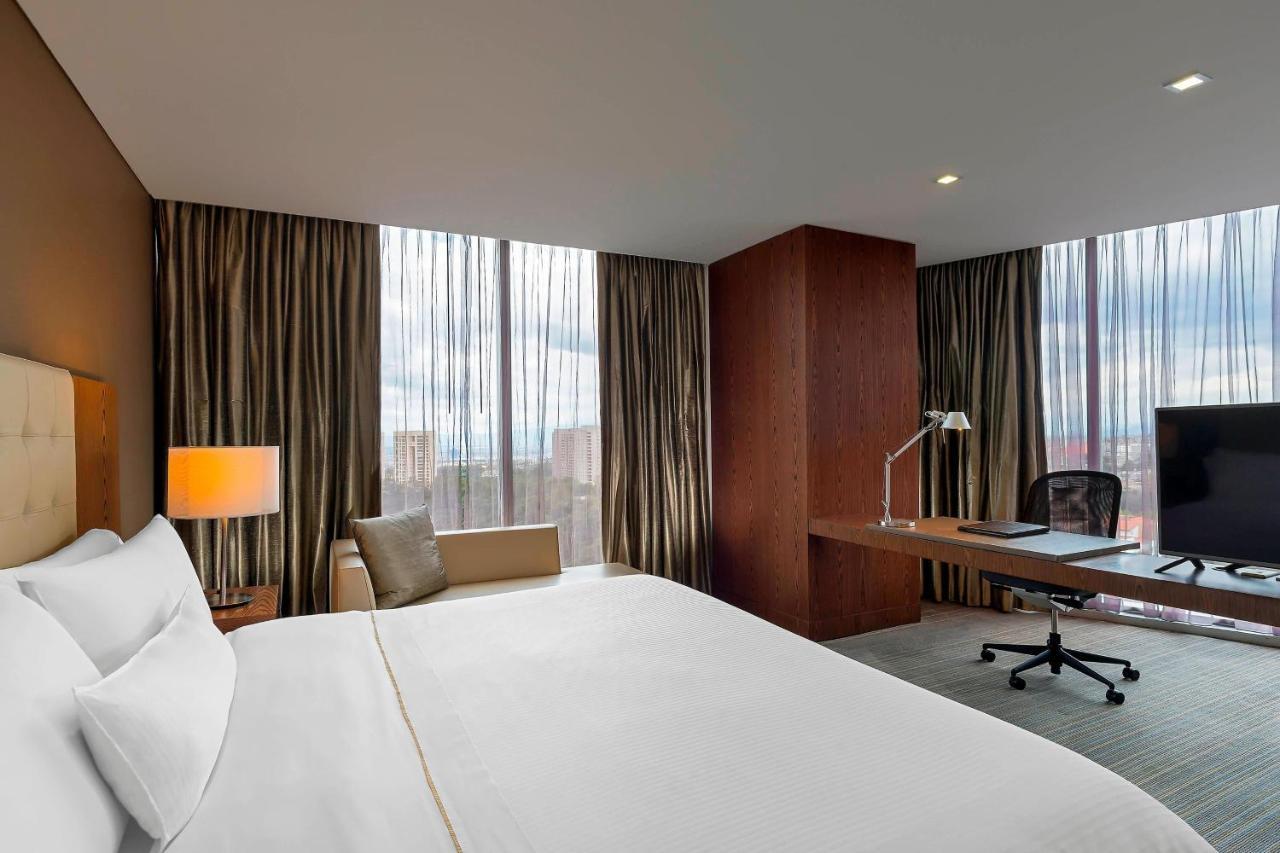 Premium Suite Club lounge access 1 Bedroom Suite 1 King,1499992198:JPEG