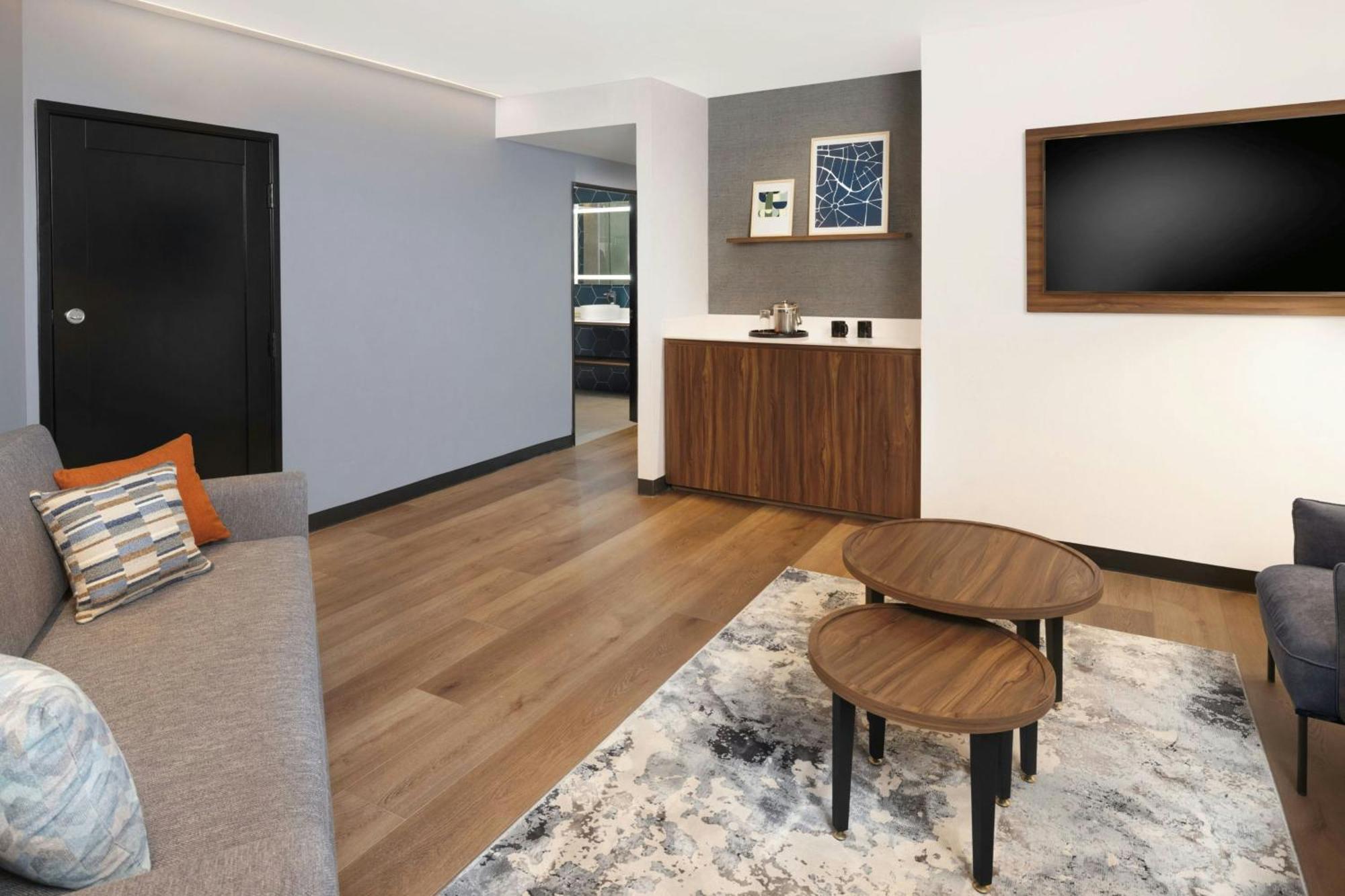 Classic Suite 1 Bedroom Suite 1 King Sofa bed City view