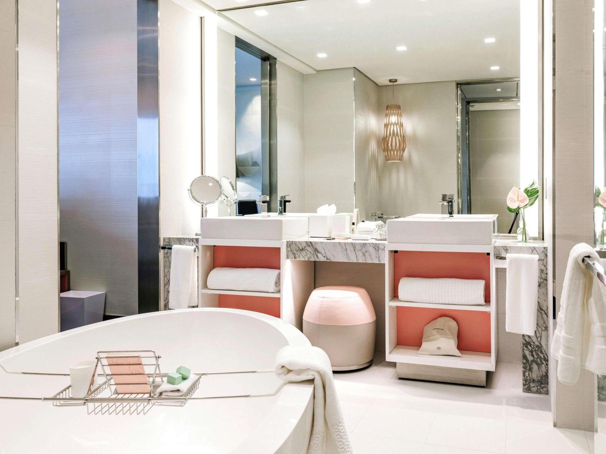 Luxury King Room City View